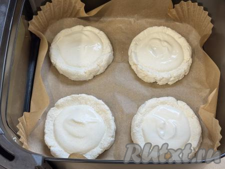 Аккуратно выложить сметанную начинку в углубление каждой ватрушки.