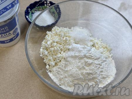 В миске соединить творог, сахар, разрыхлитель, соль и муку, вначале растереть тесто вилкой.