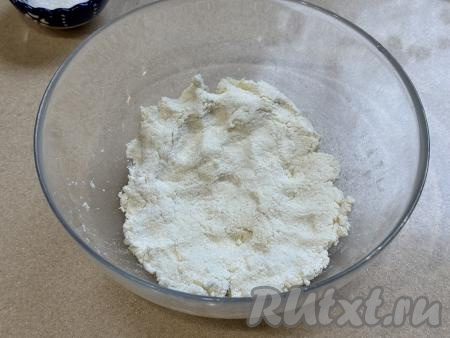 А затем вымесить его руками. Творожное тесто для ватрушек должно получиться однородным, пластичным, не липнущим к рукам.