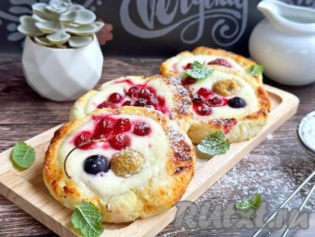 Готовые творожные ватрушки с ягодами достать из аэрогриля, дать слегка остыть и можно подавать нежную, аппетитную выпечку к столу.