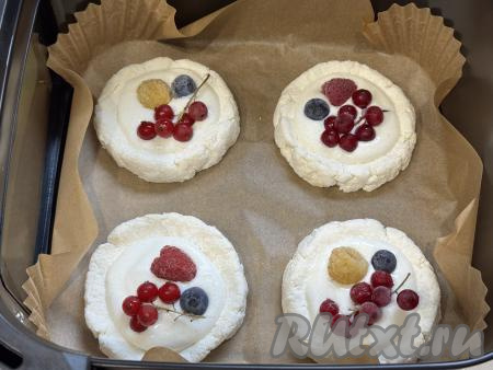 По желанию поверх начинки творожных ватрушек можно выложить ягоды (у меня - смесь замороженных ягод). 