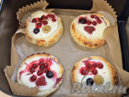 Установить чашу в аэрогриль, выставить температуру 170 градусов, время - 15 минут. Тесто должно приятно подрумяниться.&nbsp;