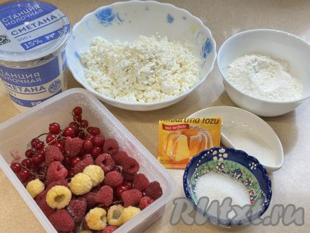 Подготовить продукты для приготовления творожных ватрушек в аэрогриле. Творог можно использовать любой жирности (я купила жирностью 9%). Сметану желательно брать жирностью не менее 15% (я использовала жирностью 15%). Ягоды можно взять как свежие, так и замороженные. Замороженные ягоды, если на них нет большого количества льда, размораживать не нужно. Свежие ягоды нужно будет промыть водой, обсушить, разложив на бумажном полотенце.