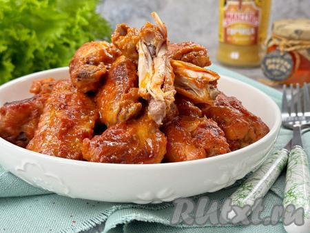 Аппетитные, вкусные, сочные куриные крылышки, приготовленные в томатно-медовом соусе, разложить со сковороды по тарелкам и, дополнив любимым гарниром, в горячем виде подать к столу. Мясо получается хорошо пропаренным, оно отлично отделяется от костей.