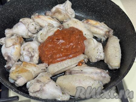 После того как крылышки обжарятся до приятного подрумянивания с двух сторон (в течение минут 15), добавить в сковороду получившийся томатно-медовый соус.&nbsp;