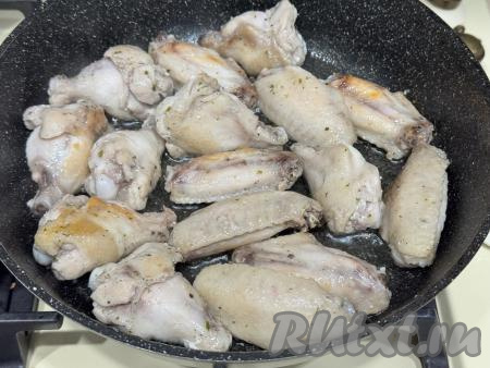 На среднем огне обжарить крылья до подрумянивания с двух сторон (ориентировочно в течение минут 15).&nbsp;