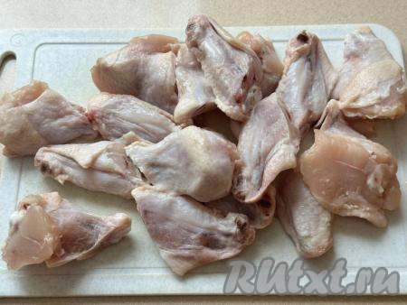 Крылья промыть водой. Каждое крыло по фалангам разрезать на 3 части. Крайнюю (самую тонкую часть крылышка) я не использую, потому что в ней практически нет мяса. Нарезанные крылья посолить, посыпать любимыми специями. Тщательно перемешать, втирая соль в крылышки со всех сторон.