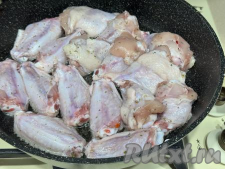 В сковороде очень хорошо разогреть растительное масло, выложить подготовленные куриные крылышки в один слой.&nbsp;