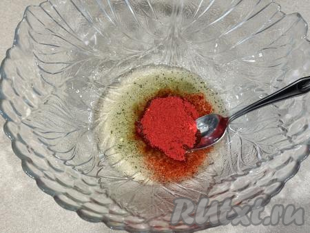 Пока цветная капуста остывает, в достаточно глубокой миске нужно соединить 2 столовых ложки растительного масла, специи (в качестве специй я добавила 1 чайную ложку паприки), перемешать. Попробовать отваренную капусту на вкус, если капуста недостаточно солёная, в смесь масла и специй можно добавить немного соли. Перемешать ложкой смесь масла и специй до однородности.