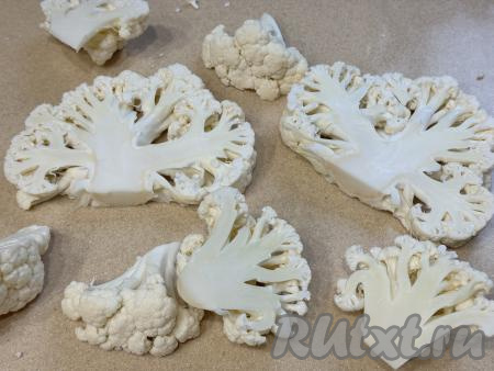 Затем разрезать каждую часть капусты на стейки толщиной 5-7 миллиметров.