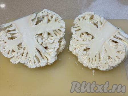 Разрезать кочан капусты вдоль на две равные части.&nbsp;