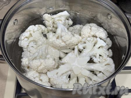 В достаточно объёмную кастрюлю влить воду, довести до кипения, подсолить по вкусу. В закипевшую воду выложить стейки из капусты, ещё раз дать воде закипеть, уменьшить огонь, варить 3 минуты. Отваренные стейки из цветной капусты аккуратно достать из кастрюли, выложить на тарелку, дать немного остыть.