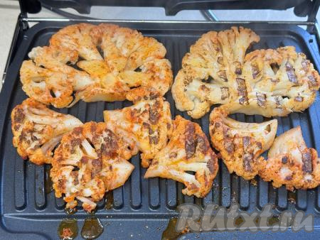 Закрыть крышку электрогриля, жарить цветную капусту 10-15 минут (до готовности, цветная капуста должна стать приятно подрумяненной, легко прокалываться вилкой). Продолжительность жарки во многом зависит от мощности вашего электрогриля, поэтому периодически контролируйте процесс приготовления.