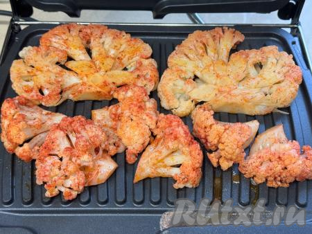 Электрогриль разогреть, выставив режим № 1 "Овощи". Смазать&nbsp;панели электрогриля растительным маслом, выложить в один слой стейки из цветной капусты.&nbsp;