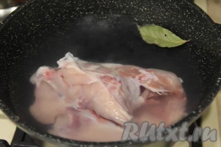Вымытые части курицы выложить в кастрюлю, в которой вы будете варить суп, влить 2 литра воды, поставить на достаточно сильный огонь. После закипания воды, убрав с поверхности пену, добавить лавровый лист, варить куриный бульон с мясом на небольшом огне минут 30-35. Убрать кастрюлю с огня. Сварившееся мясо вынуть из бульона дать немного остыть, затем отделить от костей, после этого нарезать на части.