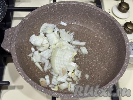 Пока варится куриный суп с овощами, обжарим лук. Для этого очищенную луковицу нужно нарезать достаточно мелко, выложить в сковородку, в которой уже прогрелось растительное масло.&nbsp;