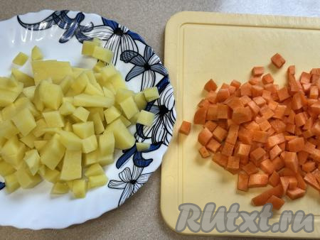 Бульон, если необходимо, процедить, удаляя лавровый лист. Процеженный бульон вернуть в кастрюлю, поставить на огонь. Дать бульону закипеть. Пока бульон закипает, очистить морковь и картошку, нарезать на небольшие кубики.&nbsp;