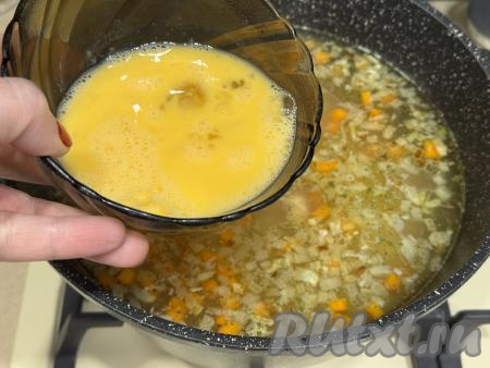 После того как морковка с картошкой проварятся в курином бульоне 20 минут (овощи должны стать мягкими), добавить соль и жареный лук, довести до кипения. Тонкой струйкой, непрерывно перемешивая вилкой,  в кипящий куриный суп влить яичную смесь. В процессе перемешивания вилкой яйцо будет расслаиваться на нити, очень напоминающий кудряшки.