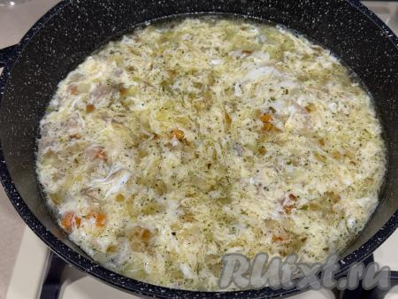 Дать кудрявому куриному супу закипеть, сразу уменьшить огонь, проварить 2-3 минуты, затем снять с огня и дать настояться под крышкой в течение 10-15 минут.&nbsp;