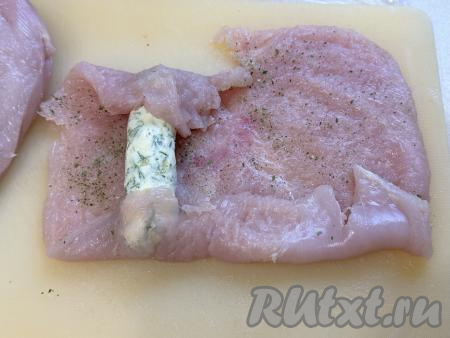 Подвернуть края филе на масло, как на фото.