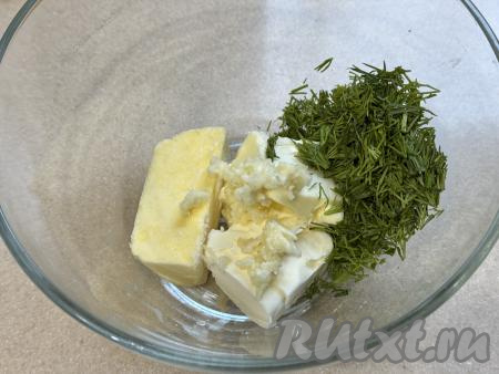 Для начала приготовим начинку для котлет по-киевски из масла и зелени. Чеснок почистить и пропустить через пресс. Зелень (у меня - укроп) промыть водой, немного обсушить, мелко нарезать. Соединить в миске сливочное масло комнатной температуры, нарезанную зелень и пропущенный через пресс чеснок, слегка подсолить, перемешать до однородности.