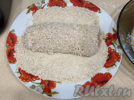 А после этого хорошо обвалять со всех сторон в панировочных сухарях. По желанию, для получения лучшей корочки, можно ещё раз окунуть котлету в яйцо, а затем и в панировочные сухари. Аналогично сформировать все 3 котлеты.