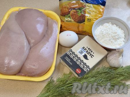 Подготовить продукты для приготовления котлет по-киевски в аэрогриле. Сливочное масло заранее достать из холодильника, чтобы оно согрелось при комнатной температуре.