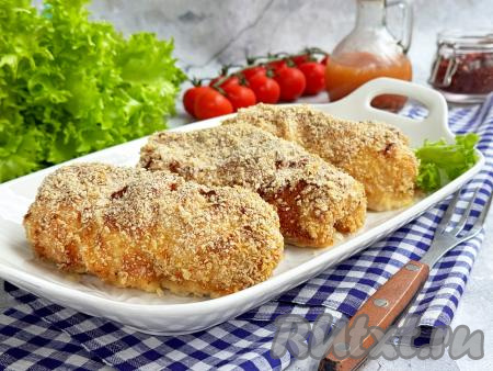 Готовые котлеты по-киевски переложить на тарелку и подать к столу.