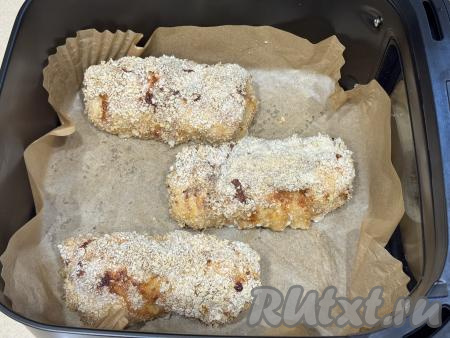 Установить чашу в аэрогриль и задать температуру 190 градусов, время - 20 минут. Мощность моего аэрогриля 1350 Ватт.