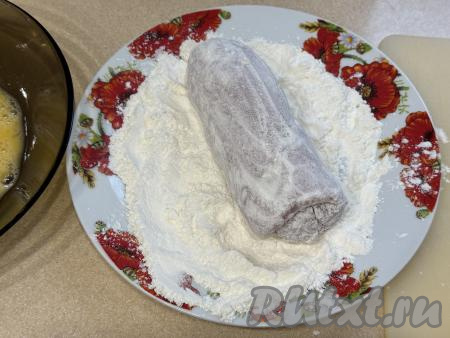 Сначала обвалять заготовку котлеты по-киевски со всех сторон в муке.