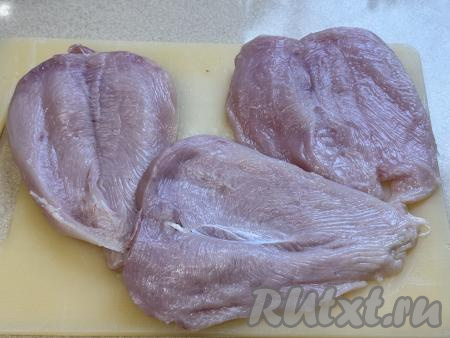 Куриное филе промыть водой, обсушить, разрезать вдоль как книжку, но не до конца, как на фото.