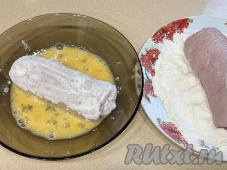 Затем окунуть её в яйцо со всех сторон.