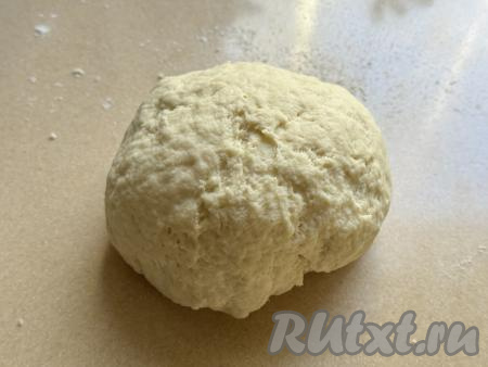 Перемешивать тесто сначала ложкой, постепенно подсыпая оставшуюся муку. Когда тесто станет очень вязким, перейти на замес руками, добавляя муку только по мере необходимости. Вымесить тесто для печенья до гладкого состояния. Итоговое тесто не должно липнуть к рукам, но при этом быть в меру мягким. Добавляя муку, ориентируйтесь на консистенцию теста, а не на количество муки, указанное в ингредиентах, ведь продукты у всех разные. Накрыть тесто для печенья полотенцем и оставить на 15 минут "отдохнуть" при комнатной температуре.