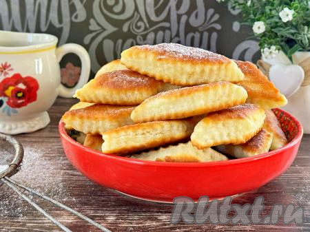 Вкусное, в меру сладкое печенье, жаренное на сковороде, подать к столу, присыпав сахарной пудрой. Уверена, эта аппетитные печенюшки, замешанные на кефире, понравятся всей семье!