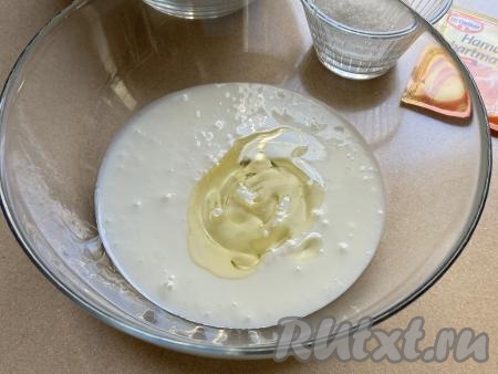 В глубокую миску влить тёплый кефир и растительное масло, перемешать. Кефир можно быстро подогреть в микроволновке, для этого поставьте чашку с кефиром на 20 секунд в микроволновку на максимальную мощность, затем достаньте чашку, перемешайте кефир и ещё раз отправьте в микроволновку на 20 секунд. Перемешайте и вы получите достаточно тёплый кефир. Для того чтобы кефир не свернулся в микроволновке, его нужно греть небольшими интервалами (по 20 секунд) и обязательно перемешивать, чтобы он равномерно нагревался.