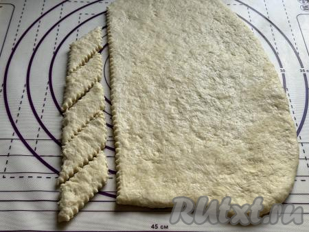 Вырезать печенье любой формы, я нарезала с помощью фигурного ролика на ромбики.