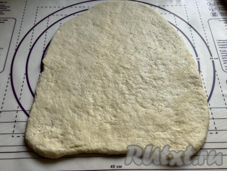 Через 15 минут отдохнувшее тесто раскатать на припылённой мукой поверхности в пласт толщиной примерно 1 сантиметр.