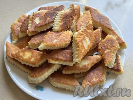 Готовое печенье перекладывать со сковороды на плоскую тарелку. Постепенно пожарить все печенюшки.