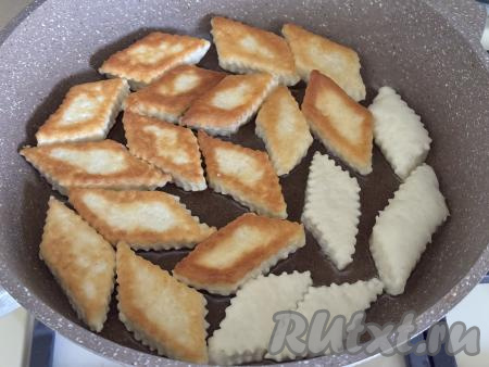 Печенье, замешанное на кефире, жарить на среднем огне до золотистого цвета с двух сторон.