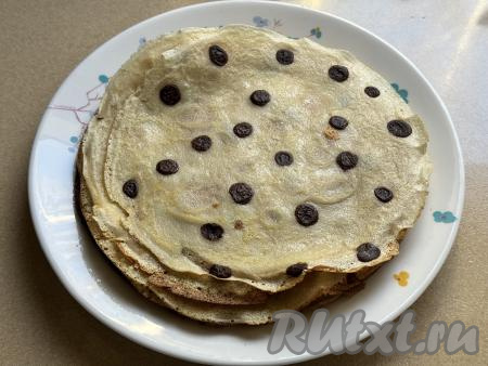 Готовый блинчик со сковороды переложить на тарелку. Не забывая перемешивать блинное тесто перед жаркой очередного блина, чтобы оно не застаивалось, и по мере необходимости смазывая немного сковородку маслом, постепенно пожарить все блины в горошек. Всего у меня получились 11 симпатичных, тонких блинов диаметром 20 сантиметров.