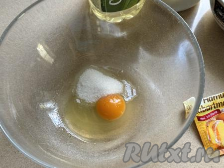 В достаточно глубокую миску вбить яйцо, всыпать сахар, хорошо взбить венчиком (до однородности).&nbsp;