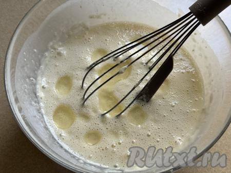 Итоговое блинное тесто должно получиться негустым, однородным, по консистенции оно будет напоминать жидкий кефир. В замешанное тесто влить 1 столовую ложку растительного масла, хорошо перемешать.
