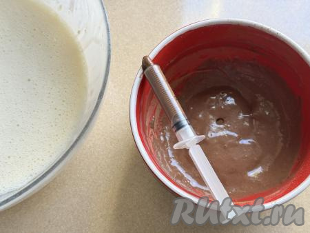 Для формирования горошин нам потребуется одноразовый шприц без иглы. Набрать в шприц шоколадное тесто.