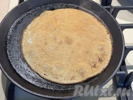 Жарить блин до хорошего подрумянивания (примерно 2 минуты), затем перевернуть блинчик на другую сторону и обжарить совсем чуть-чуть (буквально в течение 5-7 секунд).&nbsp;Долго жарить с другой стороны не стоит, иначе не получится "горошек".