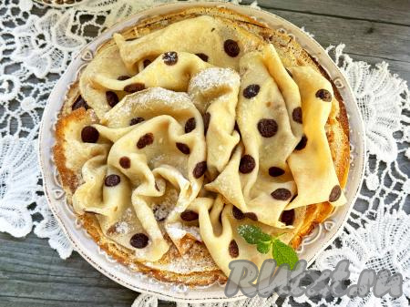 Аппетитные, вкусные, нежные блины в горошек подать к столу с вареньем, мёдом или сметаной. Уверена, такие блинчики с рисунком понравятся всей семье!