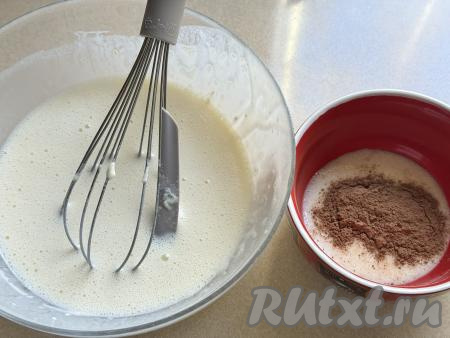 В отдельную небольшую миску отлить 2 столовых ложки блинного теста, добавить к ним какао.&nbsp;Перемешать шоколадное тесто ложкой до однородности. Дать шоколадному тесту и белому тесту постоять в течение 10 минут, чтобы клейковина муки набухла. По прошествии 10 минут перемешать каждый вид теста и можно приступать к жарке блинов.