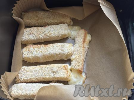 Время запекания сырных палочек в&nbsp;аэрогриле зависит от сорта сыра.&nbsp;Как только увидите, что сыр начал подтекать, значит блюдо готово.