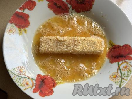 Снова обмакнуть в яйцо со всех сторон и ещё раз обвалять со всех сторон в панировочных сухарях. Покрывая сырные палочки панировкой, учитывайте, что, если чаша аэрогриля у вас небольшая, тогда панировать нужно столько брусочков сыра, сколько у вас поместятся за один раз в чашу, а оставшиеся сырные палочки нужно будет покрыть панировкой и запечь во второй заход.