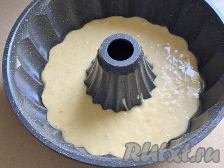 Форму для выпечки кексов смазать растительным маслом, выложить тесто в форму, разровнять и отправить в духовку, разогретую до 180 градусов. Я использовала форму для кекса диаметром 22 сантиметра с отверстием в середине.