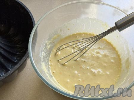 Ещё раз перемешать тесто до однородного состояния. Частями добавляя оставшуюся муку и каждый раз полностью вмешивая её, замесить тесто, которое по консистенции будет напоминать сметану средней жирности. Продукты у всех разные, поэтому муки может потребоваться немного больше или меньше, чем указано в ингредиентах, главное - ориентироваться на консистенцию замешиваемого теста. Как только добились теста нужной густоты, значит больше муку добавлять не нужно.